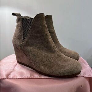 🔥TOMS Women's Suede Wedge Ankle Boots sz 7 Like New💕